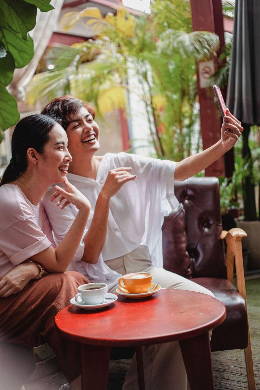 Friends on their phones in a cafe